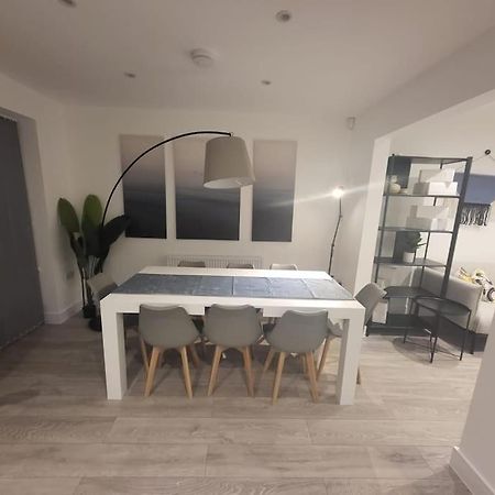 New 4 Bedrm House! Parking. 10Min To City / Etihad マンチェスター エクステリア 写真