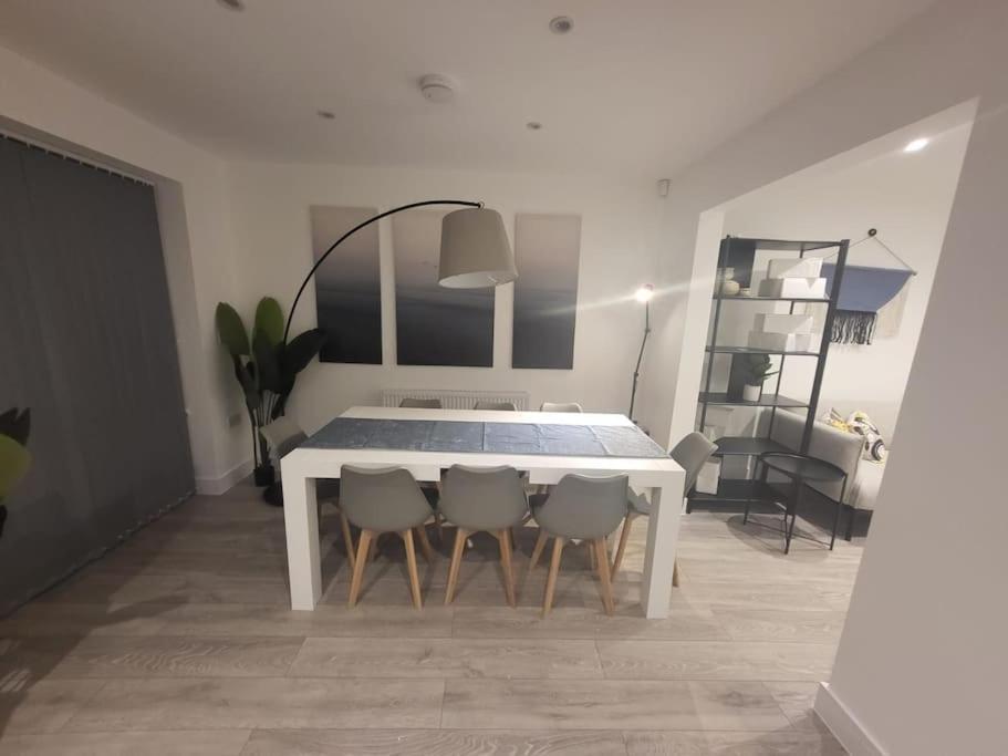 New 4 Bedrm House! Parking. 10Min To City / Etihad マンチェスター エクステリア 写真