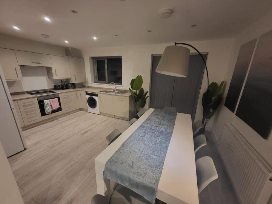 New 4 Bedrm House! Parking. 10Min To City / Etihad マンチェスター エクステリア 写真