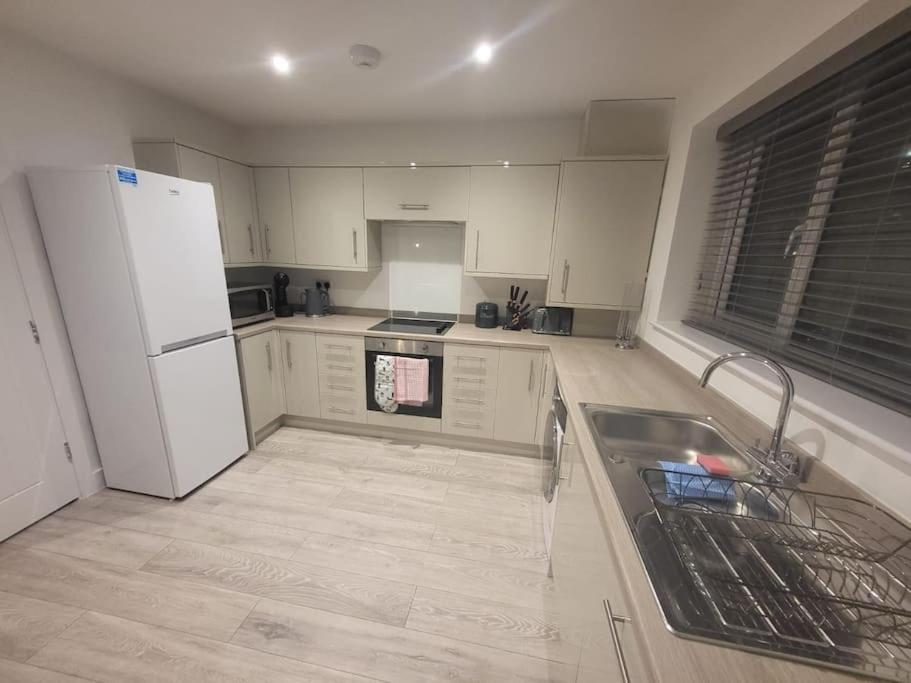 New 4 Bedrm House! Parking. 10Min To City / Etihad マンチェスター エクステリア 写真
