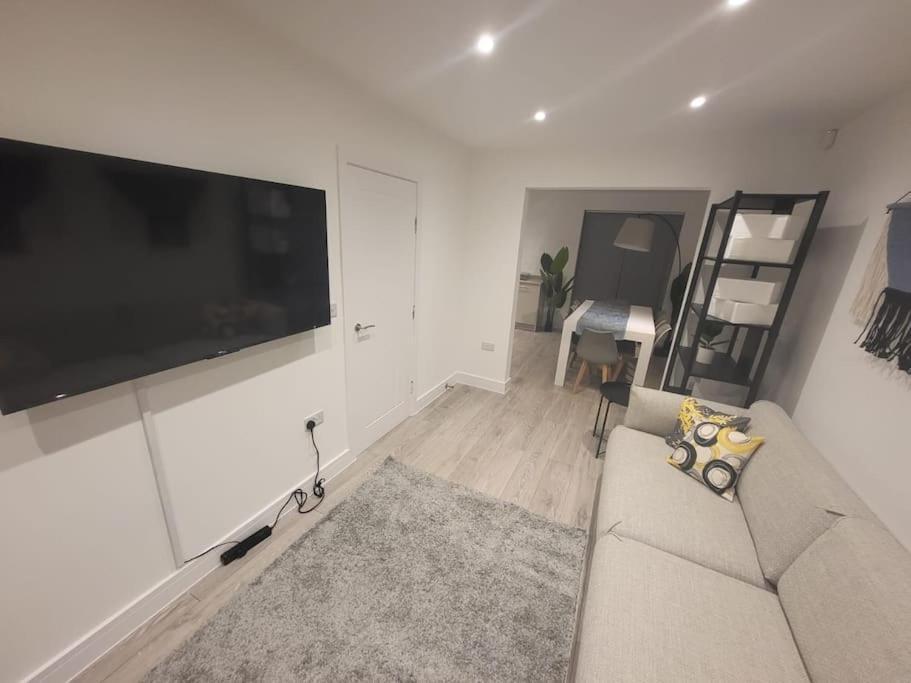 New 4 Bedrm House! Parking. 10Min To City / Etihad マンチェスター エクステリア 写真