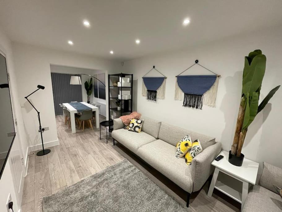 New 4 Bedrm House! Parking. 10Min To City / Etihad マンチェスター エクステリア 写真