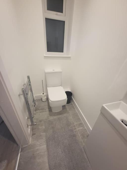 New 4 Bedrm House! Parking. 10Min To City / Etihad マンチェスター エクステリア 写真